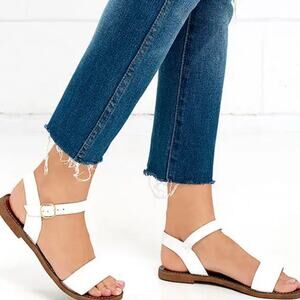 Steve Madden Donddi Sandals 6.5 White Leather Flat Buckle Strap Open Toe Chic